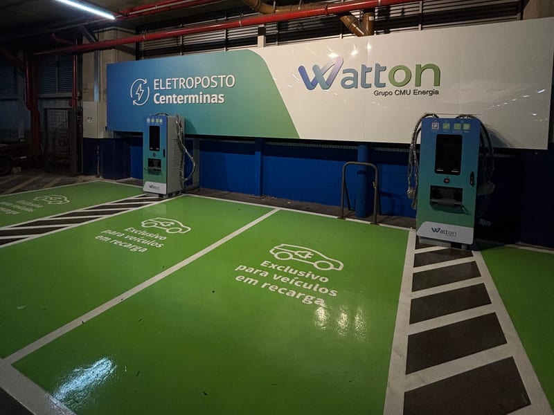 Eletroposto com dois carregadores para veículos elétricos e vagas sinalizadas em verde